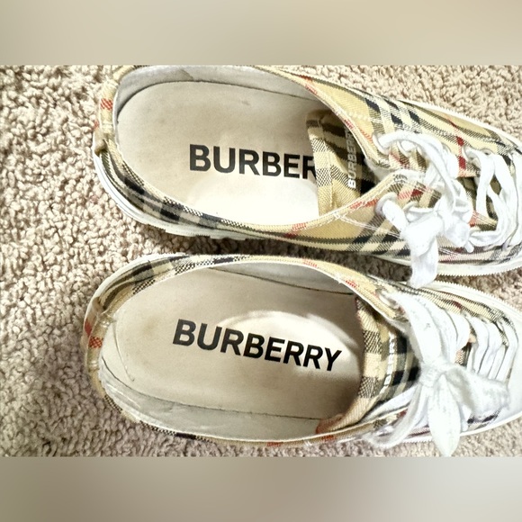 I’m selling these Burberry shoes size 43 eu (size 10 us) - Picture 3 of 5